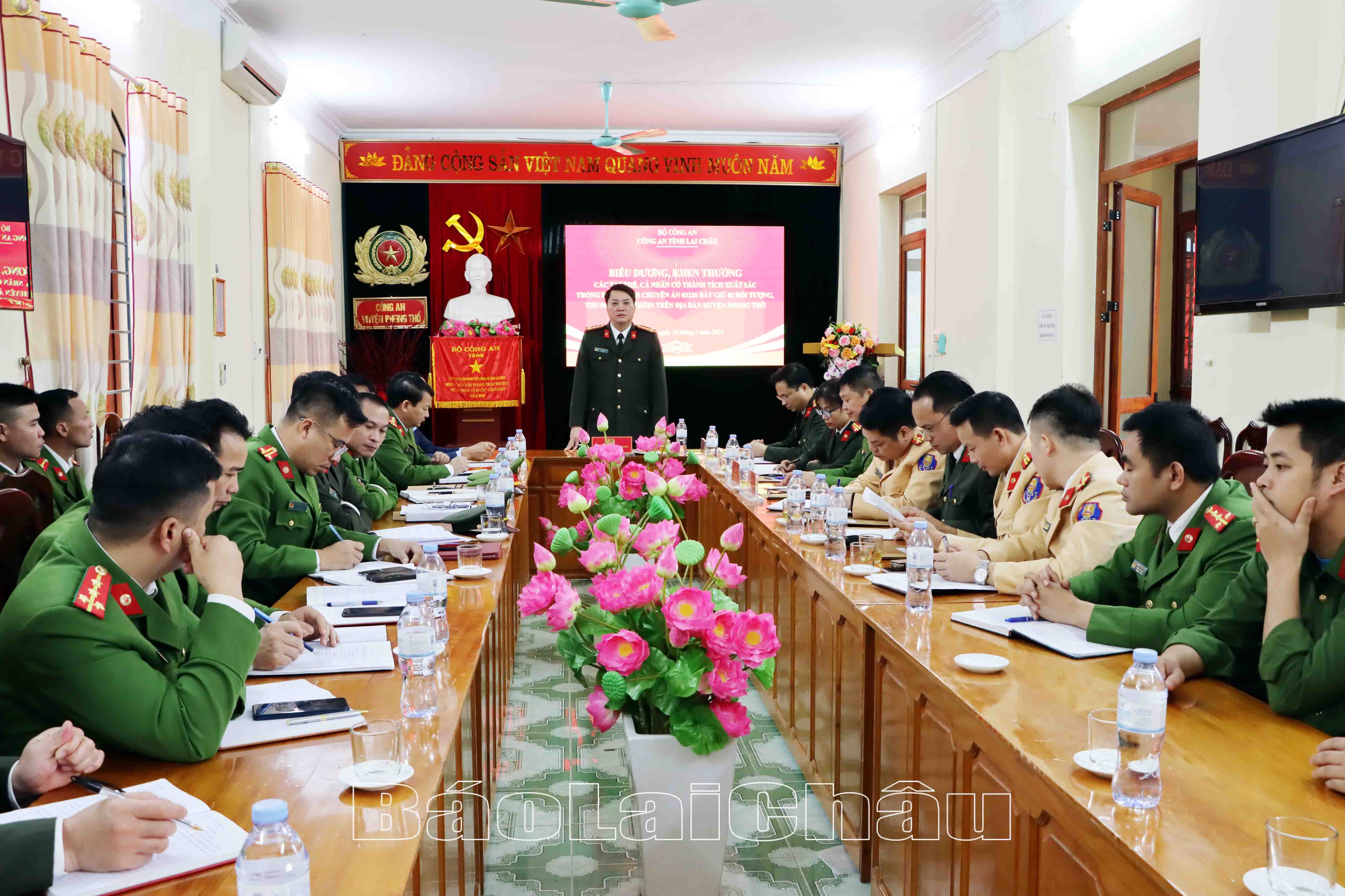 Quang cảnh buổi biểu dương, khen thưởng.